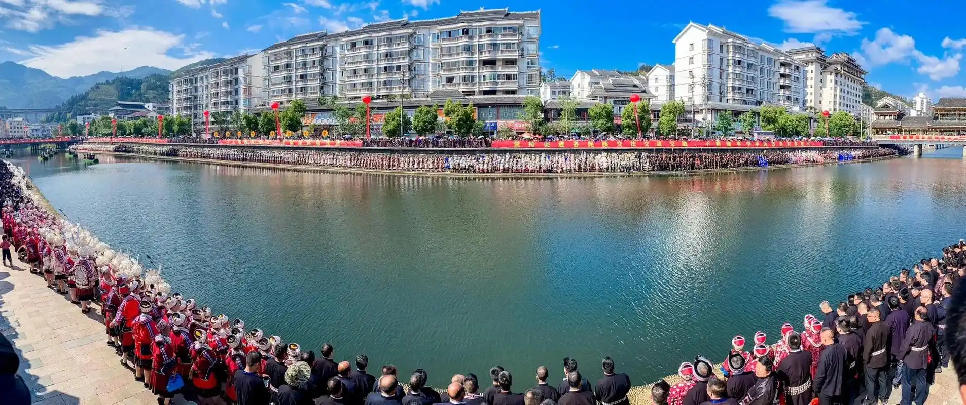 贵州台江县苗族姊妹节 万人大合唱.场面真的壮观  可以申请吉 - 抖音