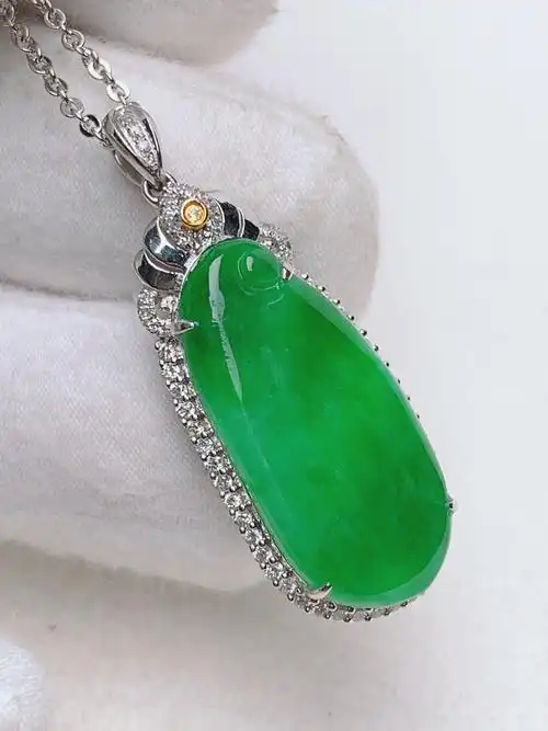 18k金扣镶嵌 水润辣绿福瓜翡翠吊坠
