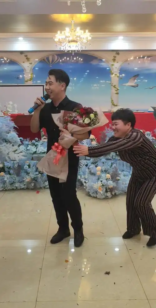 我爱唱歌#唱得不错吧,美女献花