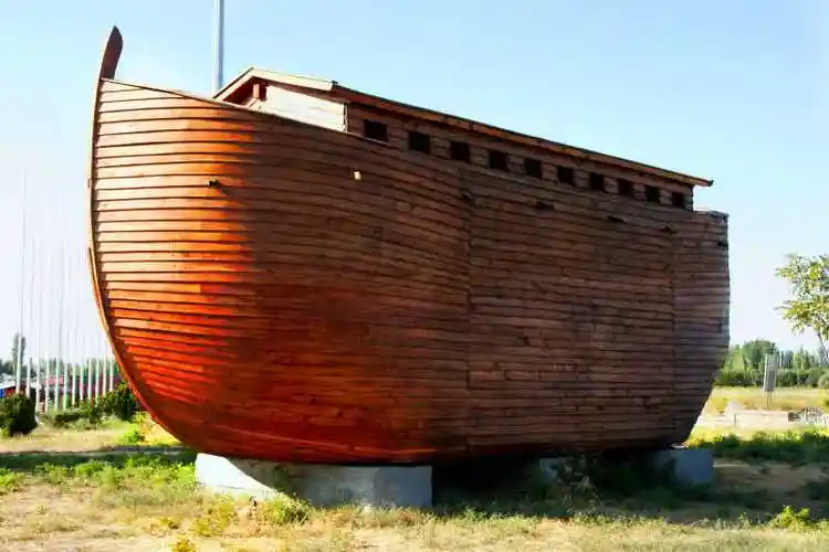 木制船型房屋图片-山上的诺亚方舟素材-高清图片-摄影照片-寻图免费