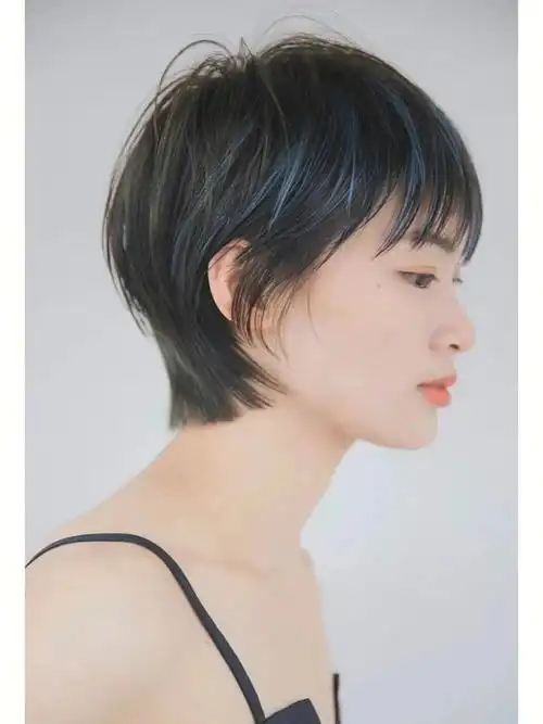 感是当下设计的潮流这款发型适合各类型的女生冷咖色给人一种高级质感