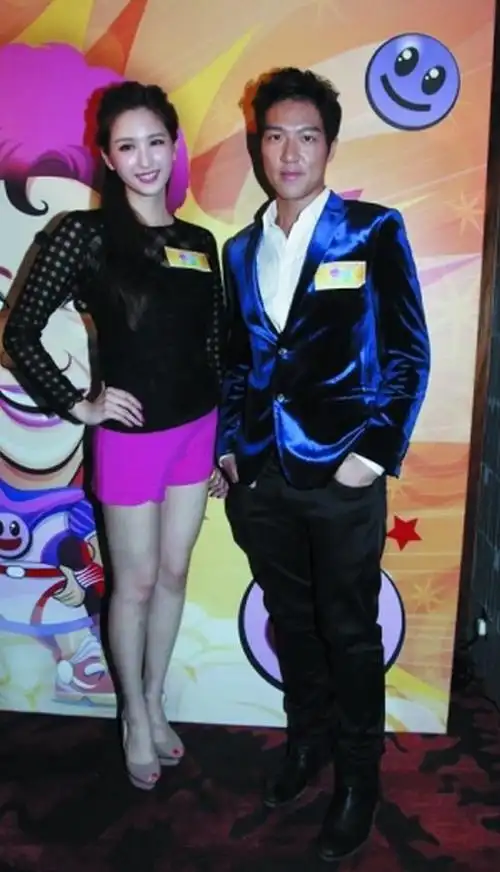 何傲儿与新欢外出吻足13次 否认同居只认甜蜜