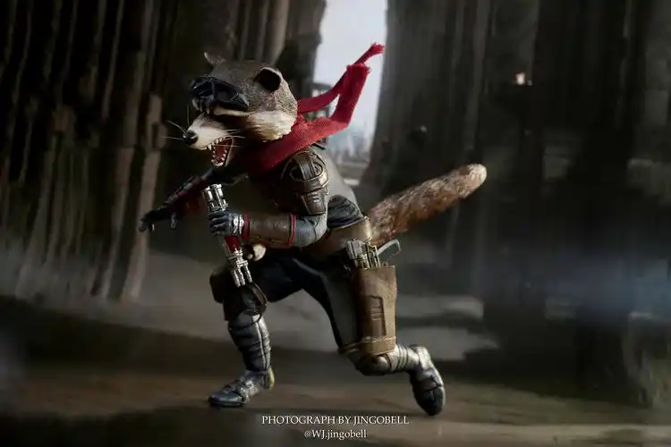 《复仇者联盟4: 终局之战》火箭浣熊1:6比例珍藏人偶实物图