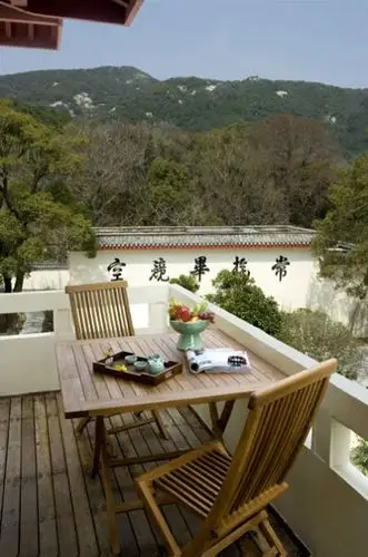 浙江 舟山 正文  殷先生说这家酒店的位置确实好,就游览整座普陀山