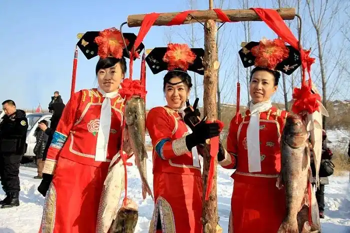 满族人口总数为1068.2万人(2000年),在中国55个少数民族中居第二位.