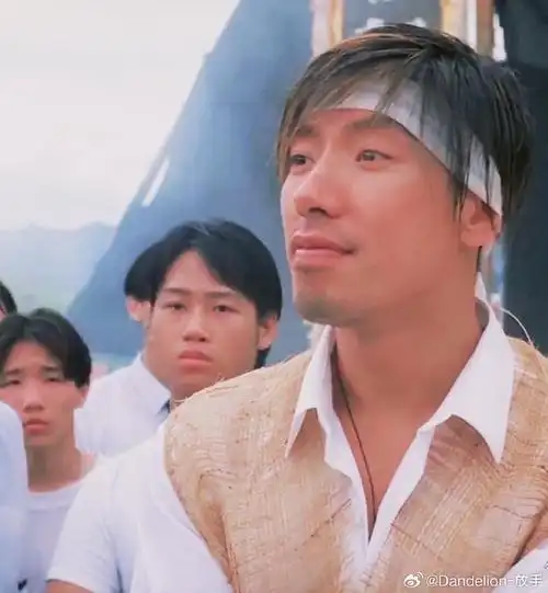 张耀扬超话#张耀扬#～～  古惑仔3中张耀扬饰演的陈天雄又坏又帅,痞帅