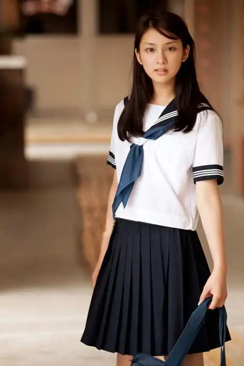 为什么日本女生很多都是水手服校服?