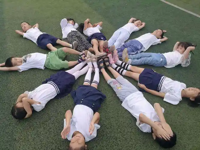 看孩子们玩的多么开心