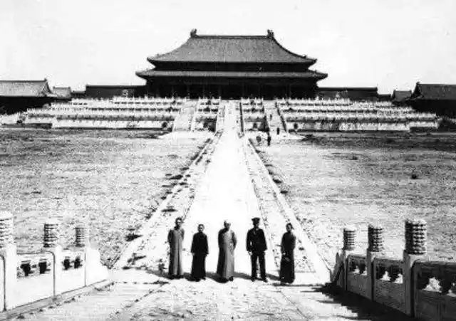 溥仪晚年重游故宫,专家讲解名贵花瓶,他出声:明明是我用的夜壶