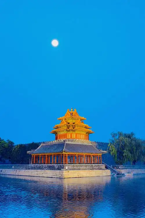 月光下京城古韵动人~当月上柳梢头时,京城的古建筑格外的迷人.