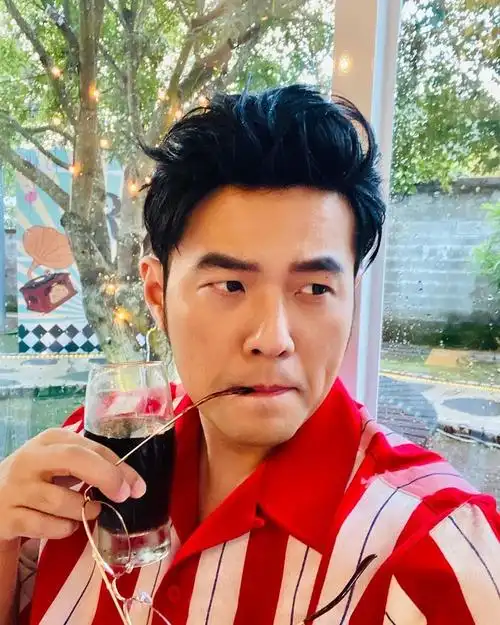 周杰伦最新自拍装扮复古手拿饮料凹造型笑容痞帅