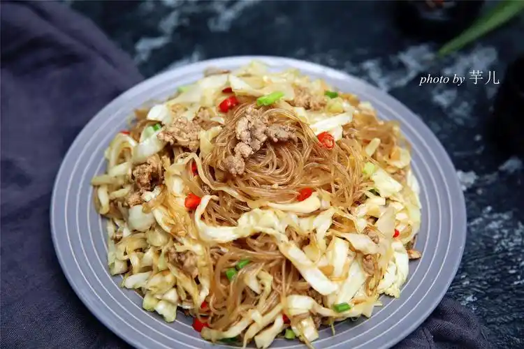 卷心菜炒粉丝的家常做法,营养健康,好吃又简单,一盘根本不够吃
