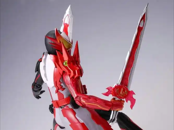 万代shf假面骑士saber勇气之龙形态(金属配色版)介绍