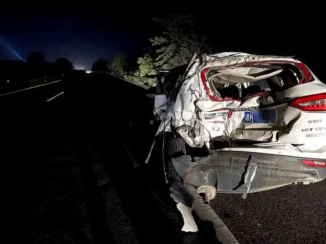 惨痛教训!益阳高速上凌晨突发车祸,车辆相撞后面目全非!驾驶员头破血
