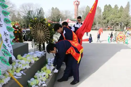 校团委在清明节期间组织部分团学骨干祭扫太原市牛驼寨烈士陵园