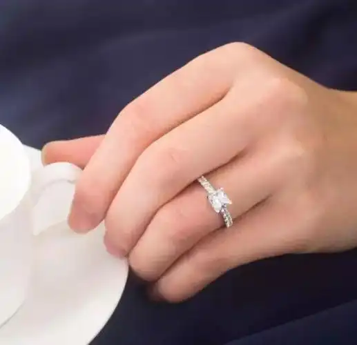 已婚女士截止戴哪个手指「已婚女人戴戒指戴左手还是右手」