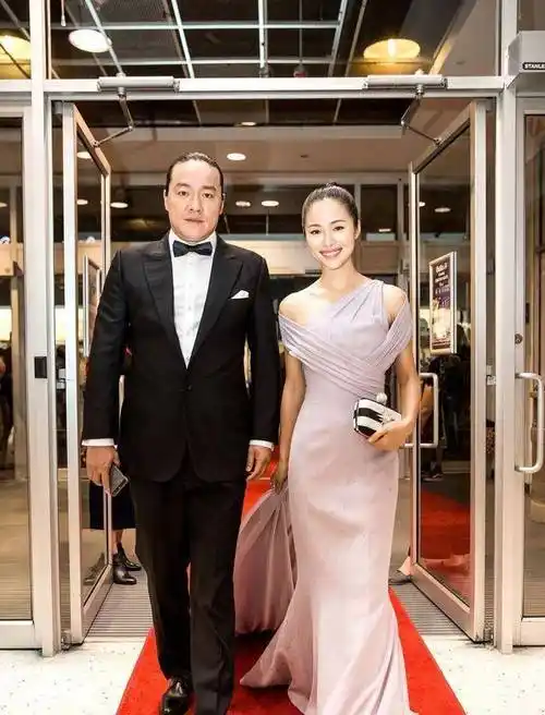 嫁给了导演赵汉唐的江一燕,现在全家定居云南乡下,生活如诗如画_电影