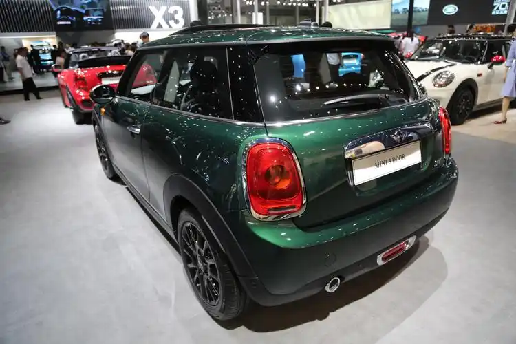 宝马mini五门版one三门版suv版你选谁