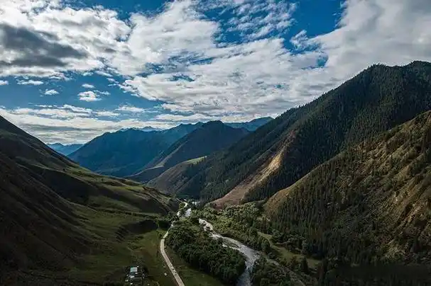 仲夏时节祁连山风光旖旎如诗画