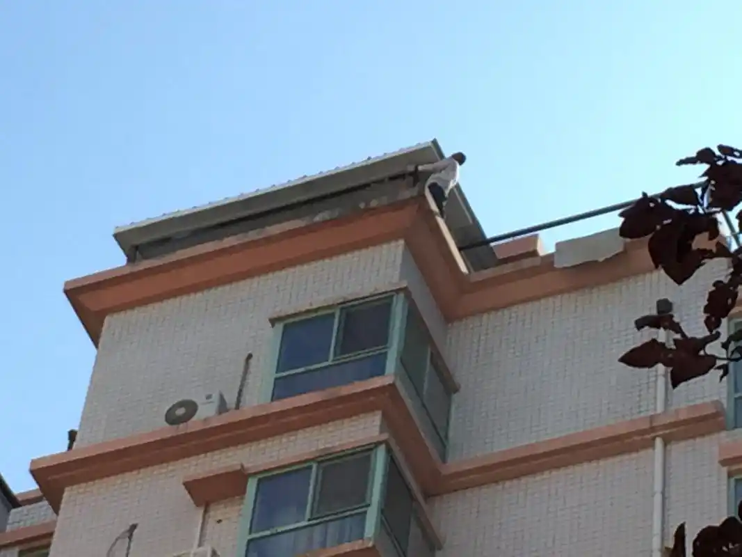 济南市市中区泉景四季花园小高层楼顶天台都变成简易房,一大景观啊!