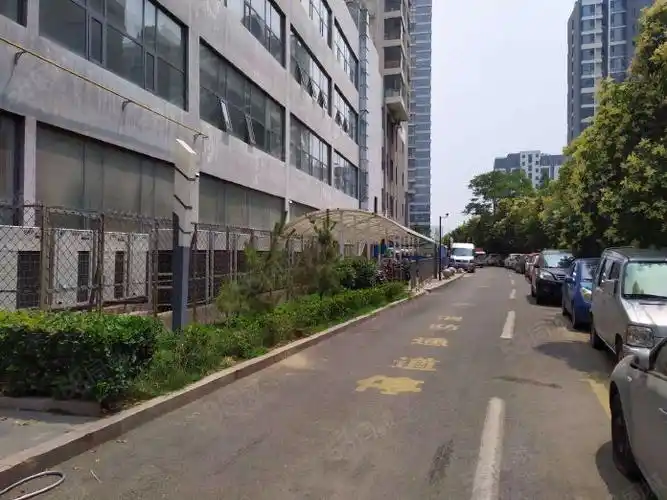 小区:环球国际广场小区地址:沂蒙路1号房租走势132在租房源建筑年代