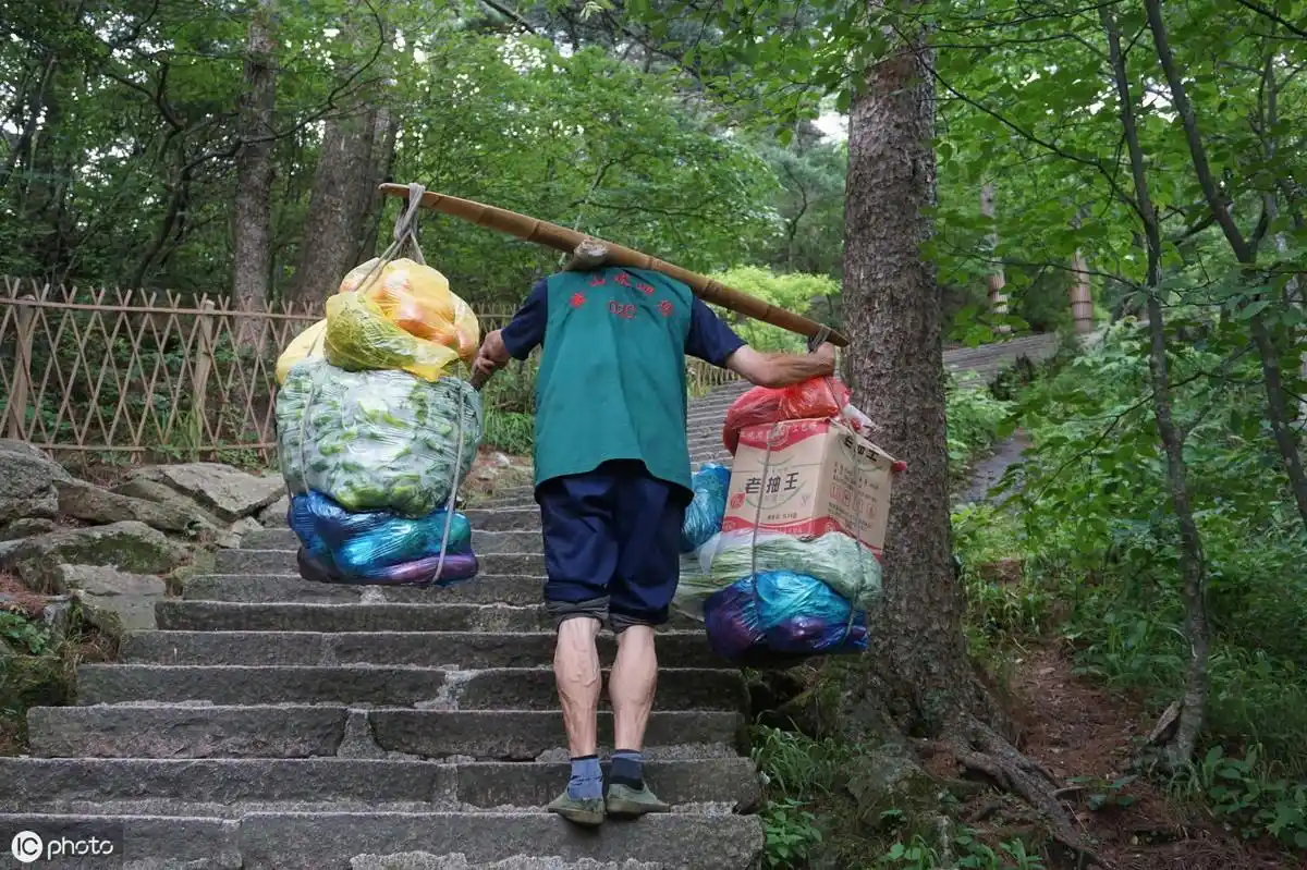 山上一瓶水卖10元游客嫌贵,看完运水过程,游客:再贵也值得_上山_价格