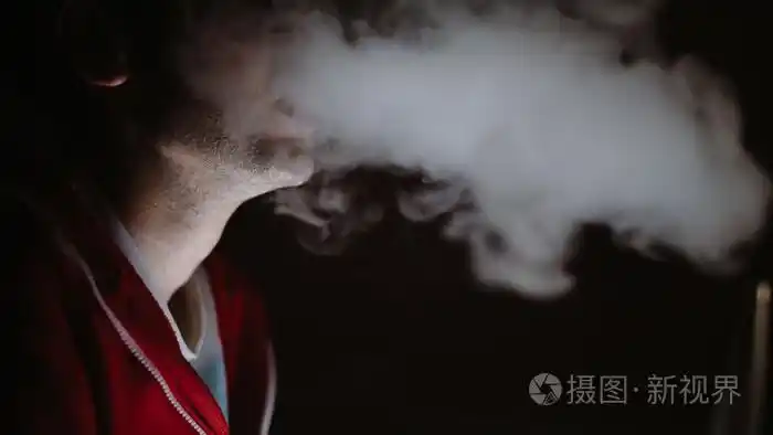 在黑暗中的男人抽烟