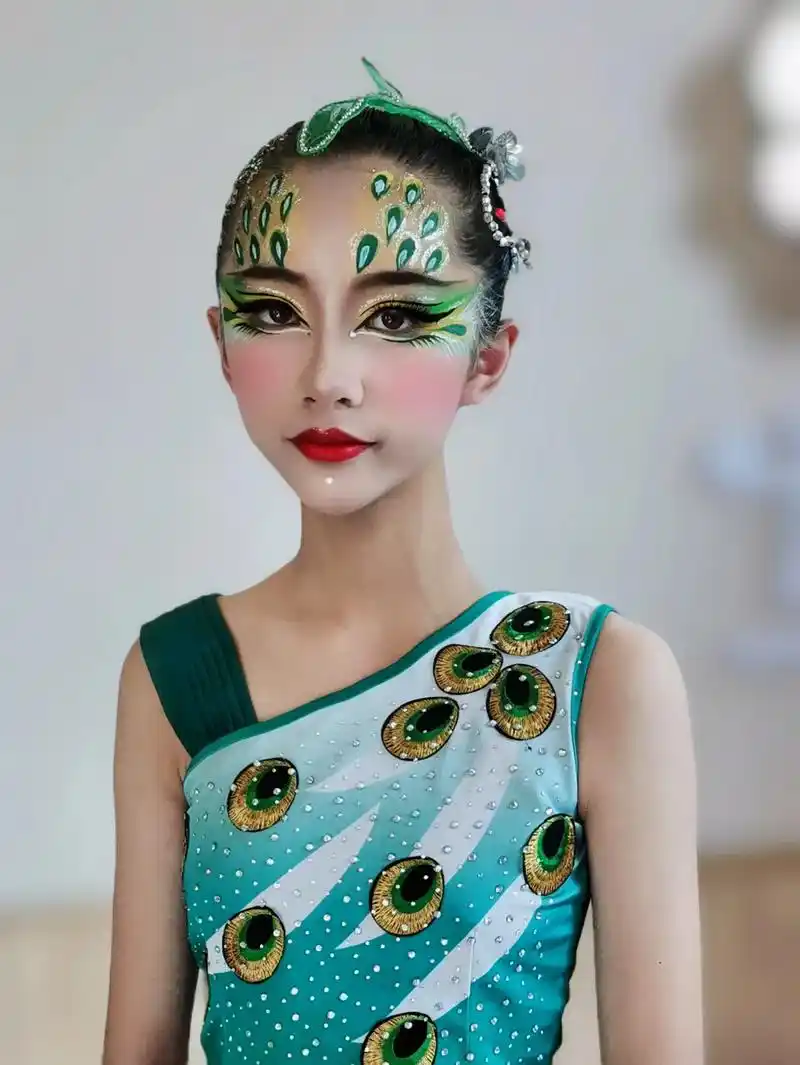 儿童舞台妆|傣族孔雀舞妆容