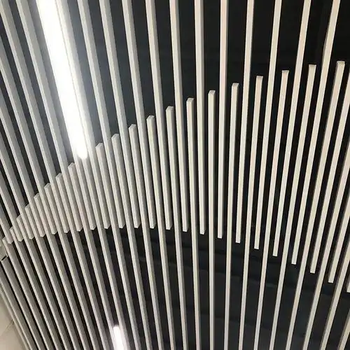 商业中心铝格栅吊顶 白色铝格栅50x100 错拼造型铝方通 粤艺佰