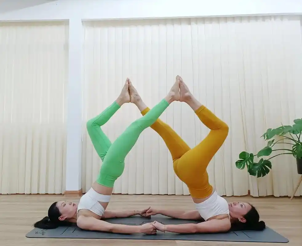 双人瑜伽拍照姿势