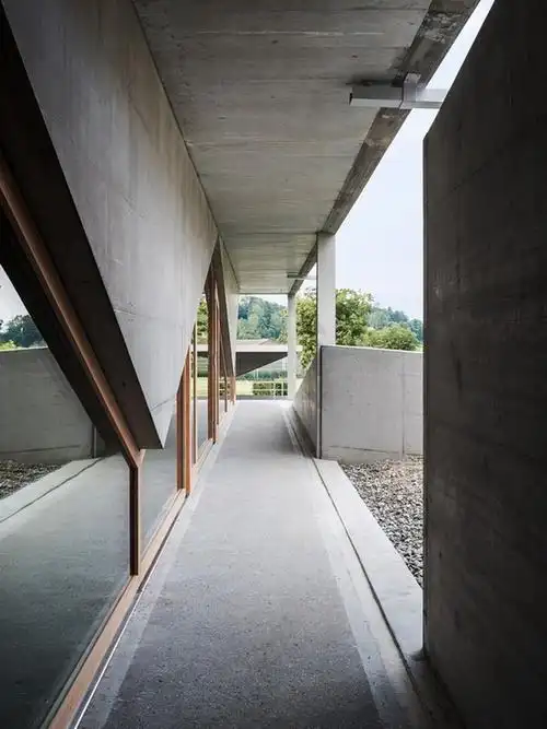 学校由朴素的的混凝土与玻璃材料组成几何感十足的混凝