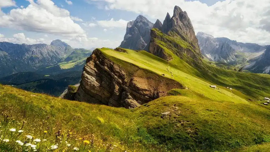 早餐后我们乘车前往加尔代那山谷,缆车前往前往著名的风光摄影圣地—=