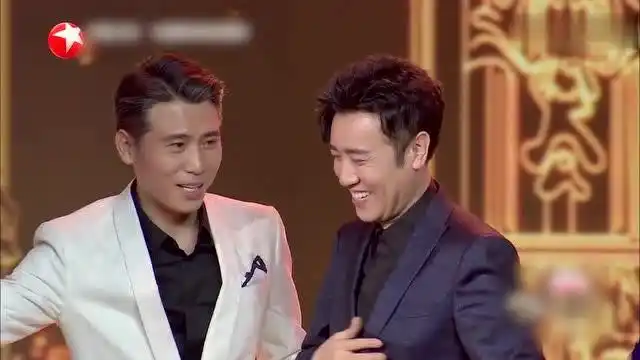于和伟李乃文首度同框,主持人调侃请一起对镜头笑一个,看看有多像