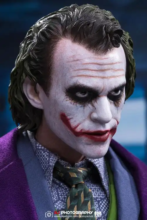 《蝙蝠侠:黑暗骑士》小丑1:4比例珍藏人偶实物图 极致演绎