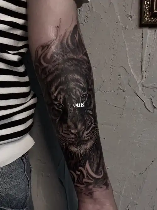 小臂老虎写实遮盖