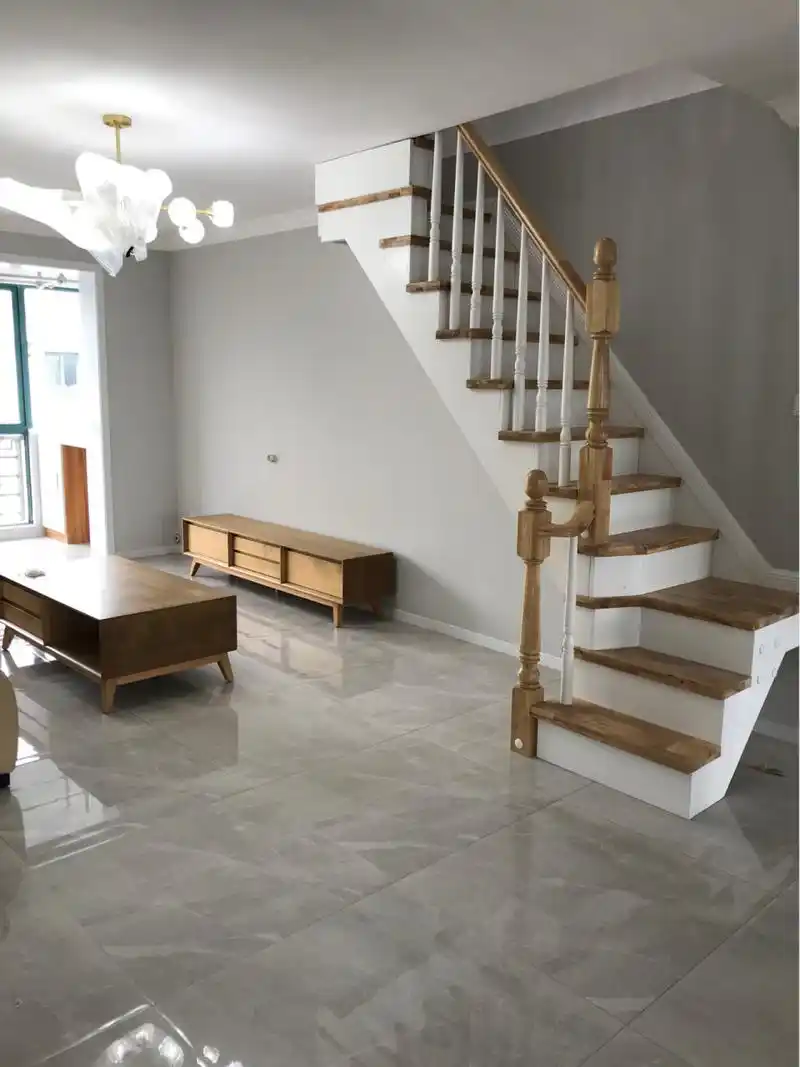 阁楼楼梯 越来越喜欢这个楼梯的配色,当时没有款式效果图,自己搭配的