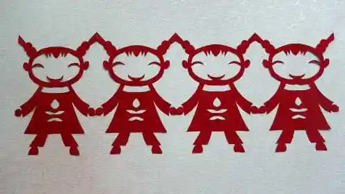 手拉手的小女孩剪纸,用剪纸展现出孩子手拉手的身影,很幸福哟!