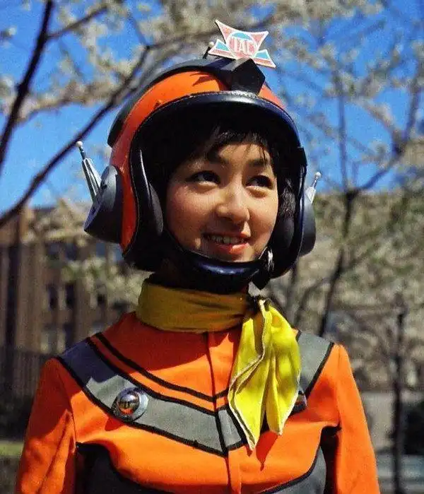 坂田秋子(榊原留美) 出自:杰克奥特曼n18岁,坂田健的妹妹,是乡的恋人.