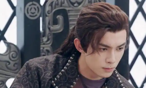 吴磊从赵露思的堂姐夫变成了她的另一半.赵露思的长相属于甜美一挂的.