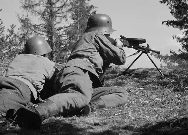 能当狙击枪用的芬兰拉蒂26轻机枪曾被中国引进痛殴日寇