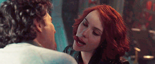 于是,寡姐从一个监视浩克的神盾特工变成了帮助他控制情绪的朋友.