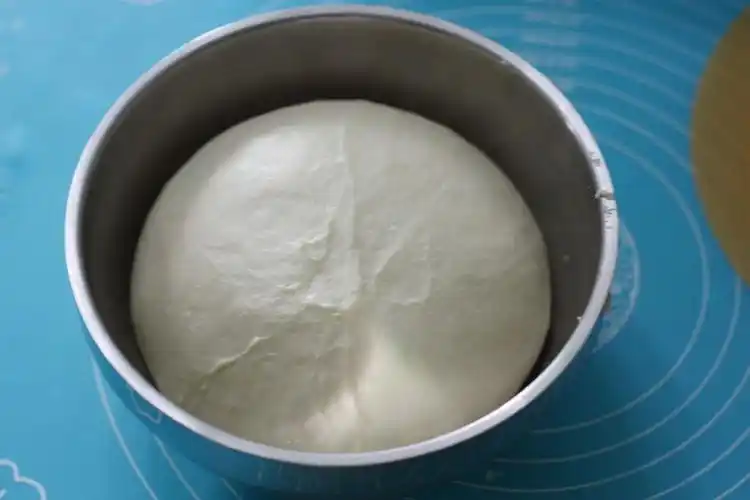 4,盖上锅盖发酵,时间没查,发酵时间根据室内温度而定,满了就可以蒸了