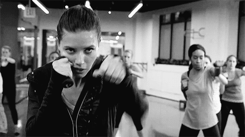 提升气质,更显自信,减掉"蝴蝶袖",打拳靠身体的力量,通过蹬腿扭腰转跨