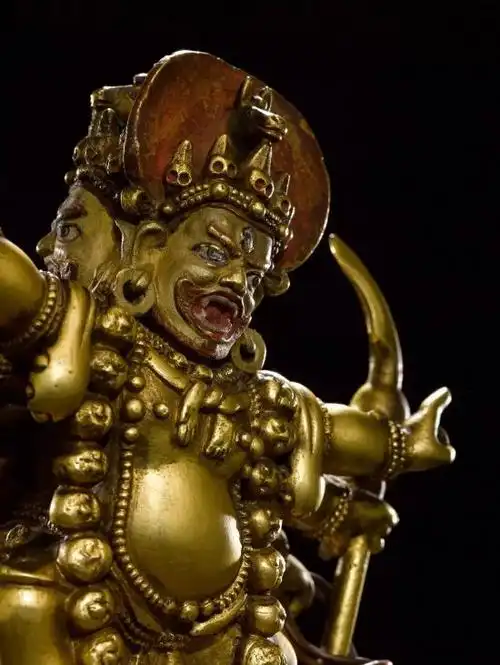 喀尔喀蒙古18世纪 铜鎏金三头六臂马头明王局部