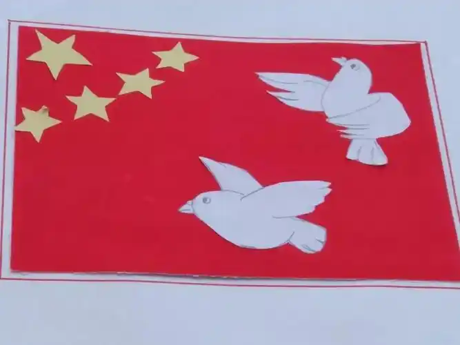 "手工制作五星红旗比在纸上画画更难,要有耐心,要细心才能做好,所以每