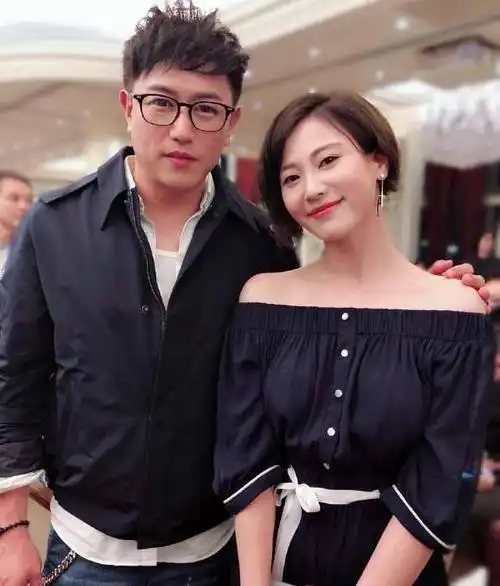 40岁陈键锋近照,一个人匆忙购物,发福明显小肚腩抢镜!