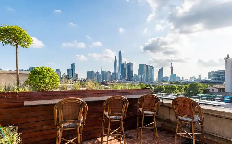 融合是这座城市永恒的主题,露台地面保留赤裸的红砖设计,三面用水磨石