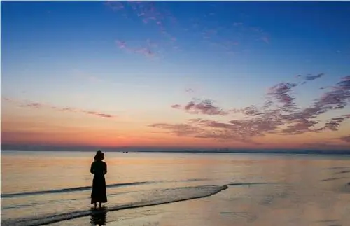 感谢山西盂县冰蓝踏入早晨的海水,用美丽的背影增添了大海日出新的