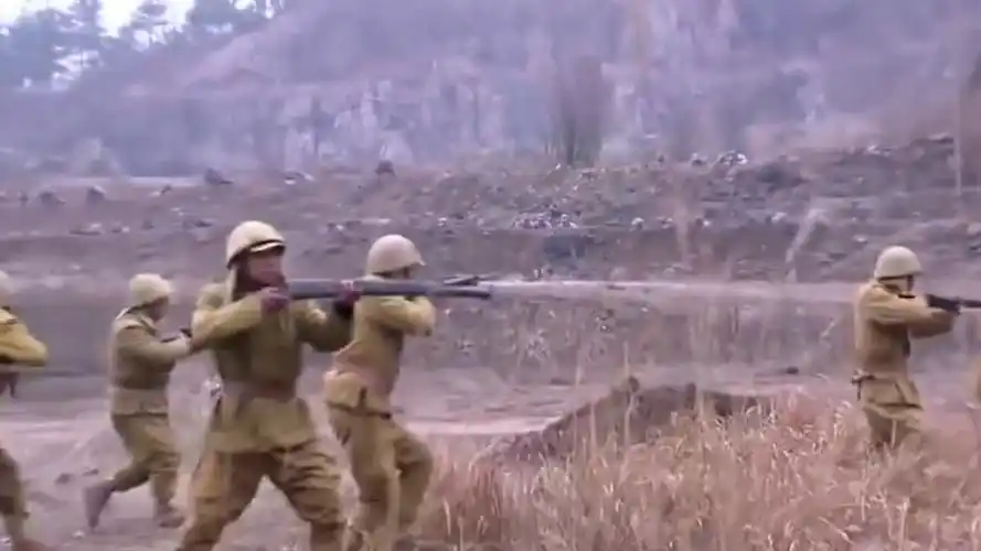 八路军营长打鬼子有一套,远了机枪伺候,近了手榴弹招呼!