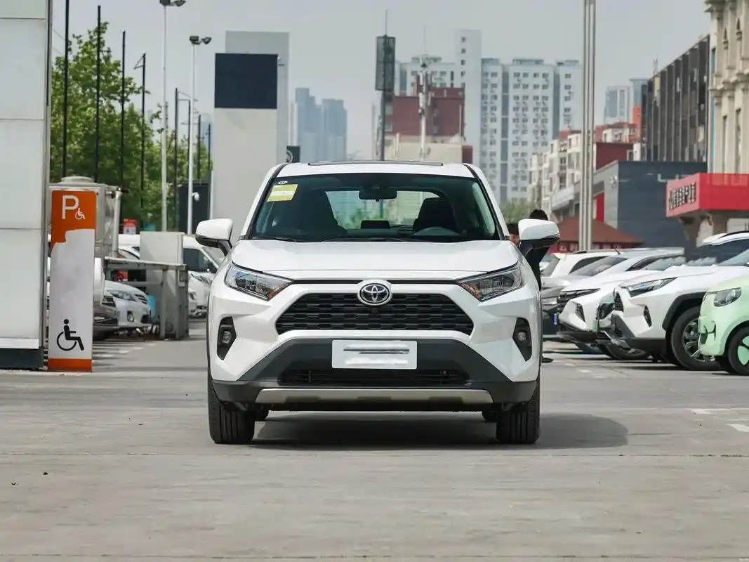 丰田荣放rav4中配只要16个左右.五年前你相信十五六万能买 - 抖音